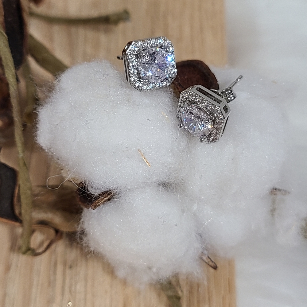 ⭐️⭐️NEW⭐️⭐️EXQUISITE!! OCTAGON CLEAR CZ Stud Earrings in 14kt White Gold Plating - Picture 5 of 13